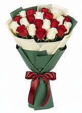 Букет Микс из красных и белых роз в Восточный