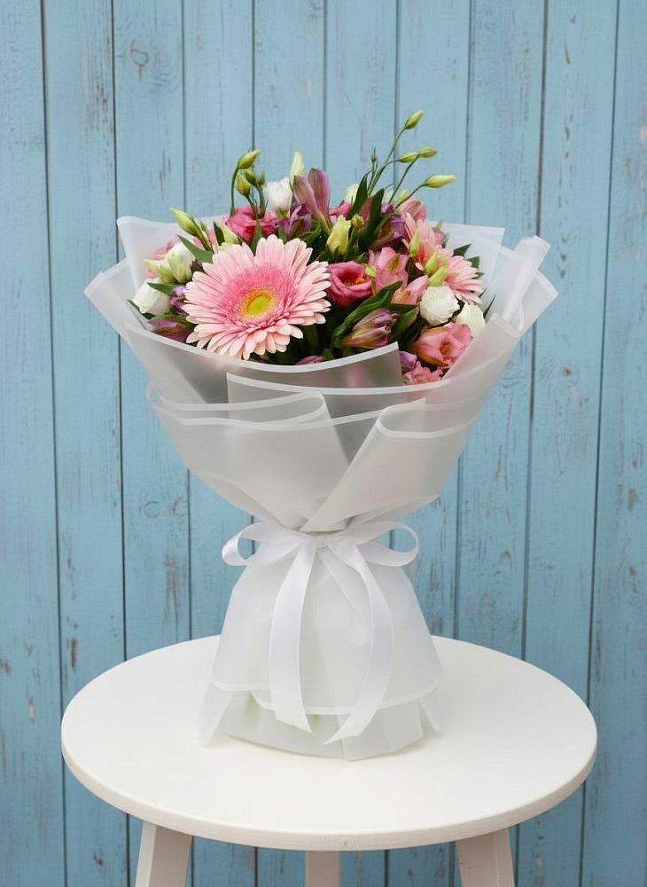 Букет цветов из: Герберы, Альстромерии и Лизиантусы в Восточный